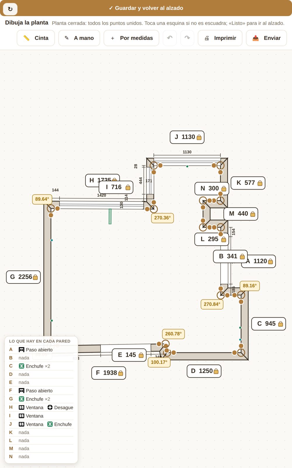 La planta de una cocina de 14 paredes medida en la app, vista en una tablet